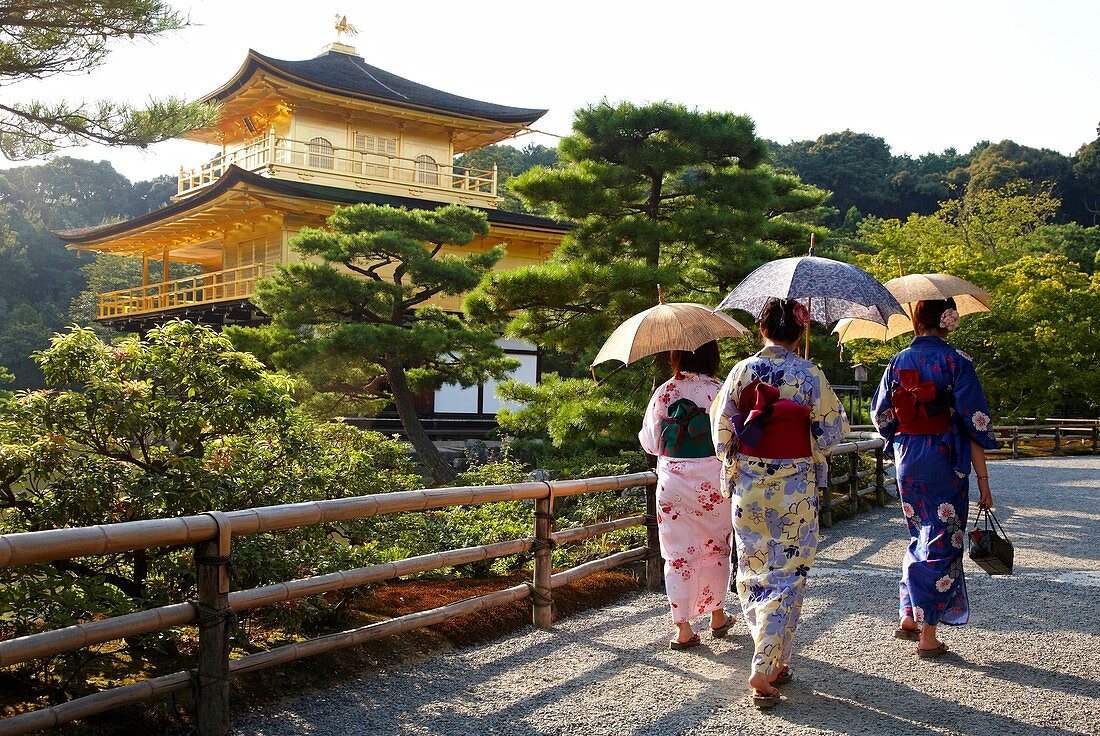 Japanische Frauen mit Kimono, Kinkakuji-Tempel, Der Goldene Pavillon, Rokuon-ji-Tempel, Kyoto, Japan.