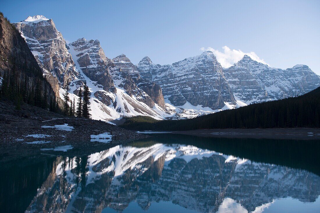 MORAINE LAKE WENNKCHEMNA PEAKS BANFF NATIONAL PARK ALBERTA CANADA