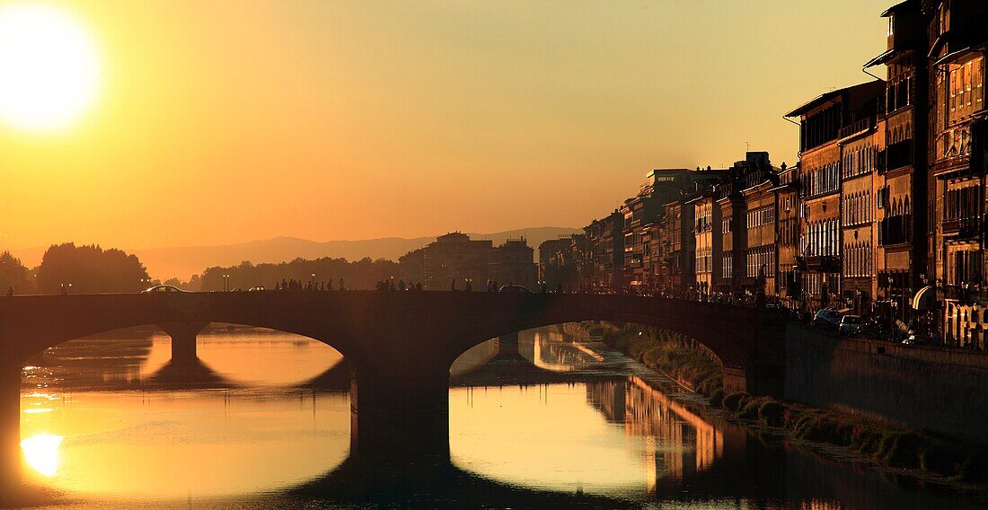 Italy, Tuscany, Florence, Arno river and Ponte alla Carraia.