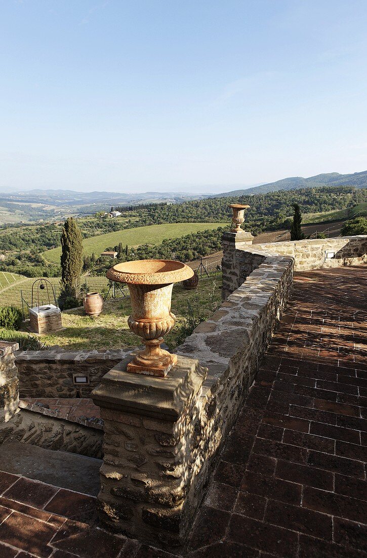 Tongefäss auf Steinmauer einer Terrasse und Blick auf Mediterraner Landschaft