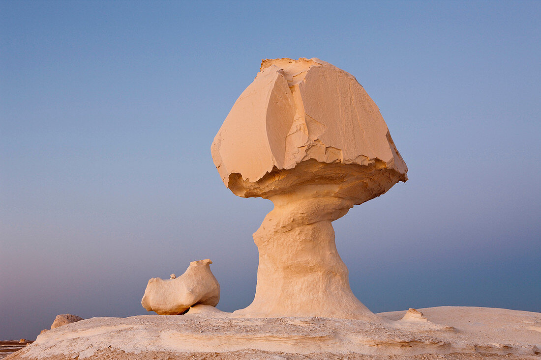 Dämmerung in Nationalpark Weisse Wüste, Libysche Wüste, Aegypten, Sunset in White Desert National Park, Libyan Desert, Egypt