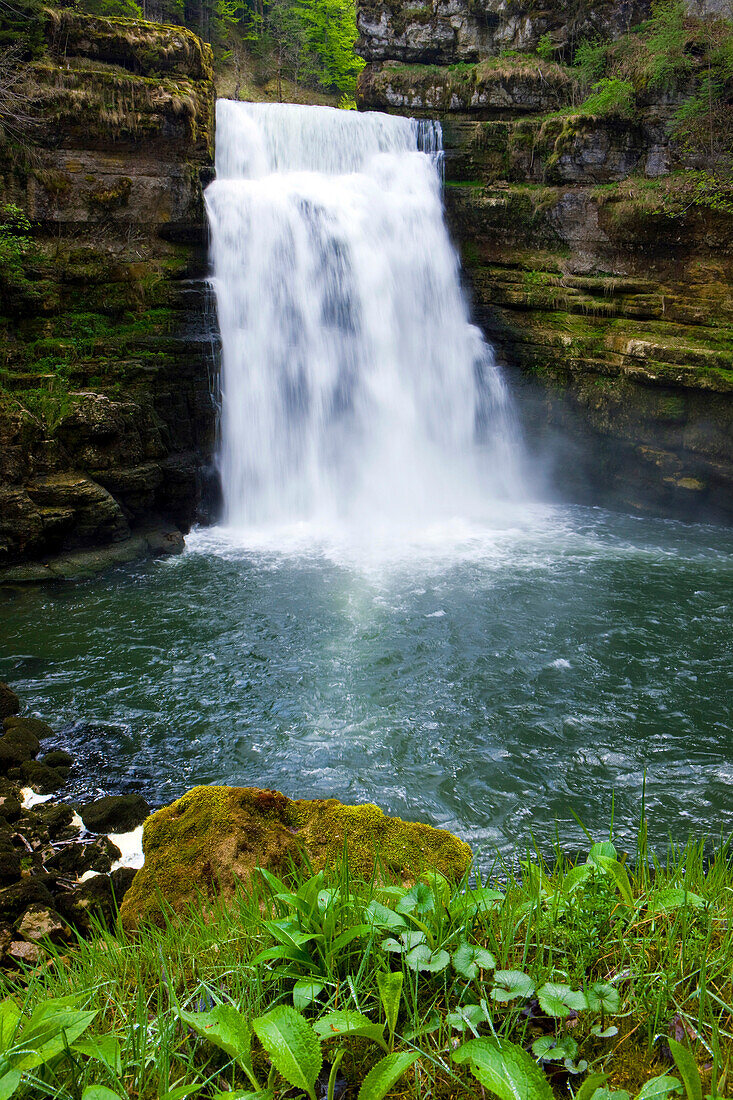 If there makes a mess you Doubs, Switzerland, Europe, canton Neuenburg, Neuenburg Jura, river, flow, Doubs, waterfall, gulch, rock, cliff,