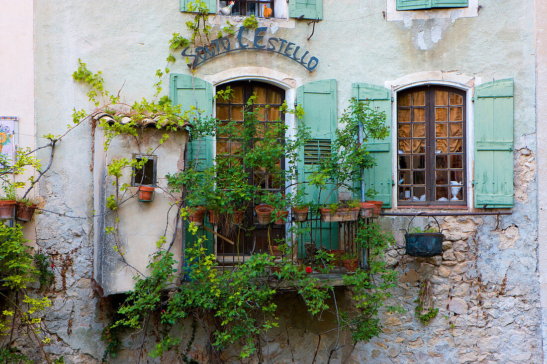 Moustiers_Sainte_Marie, France, Europe, Provence, Alpes_de_Haute_Provence, village, house, home, window, balcony