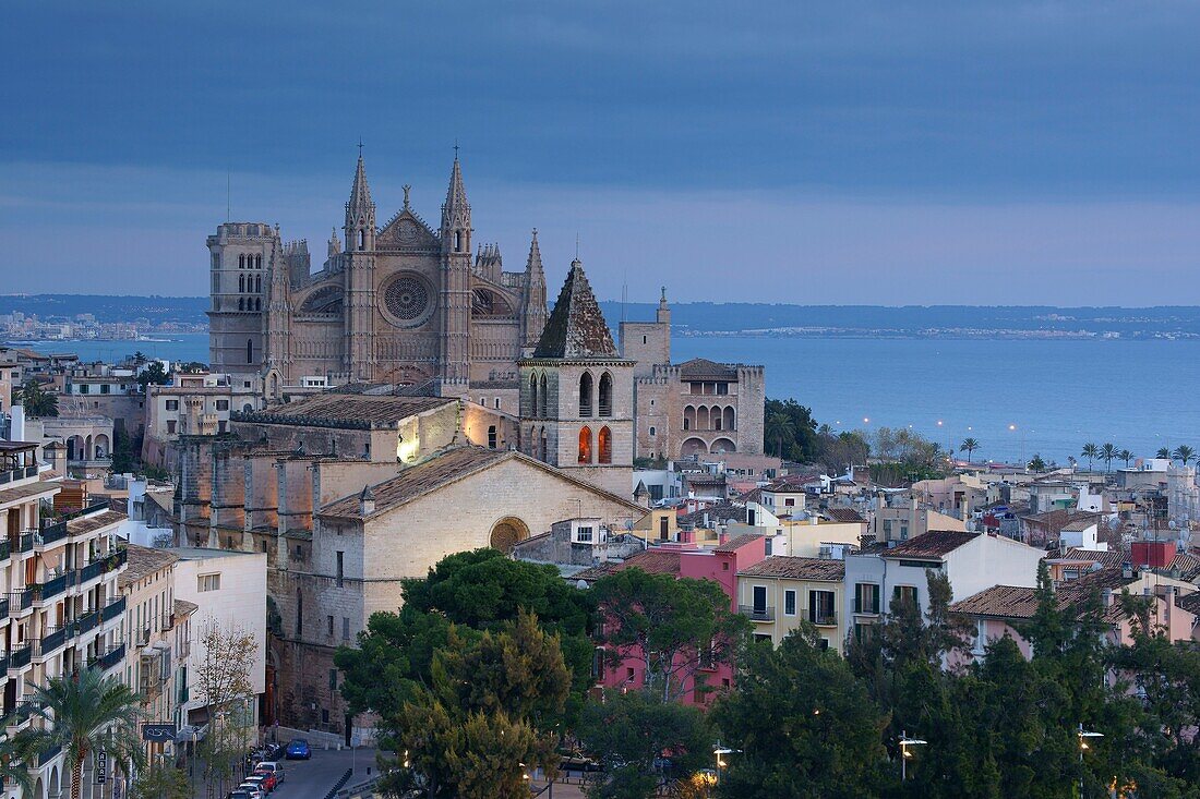 Kathedrale von Palma La Seu sigloIV-XVI und Kirche des Seemannsviertels La Santa Creu XIV Puig de Sant Pere Mallorca Palma Islas Baleares Spanien