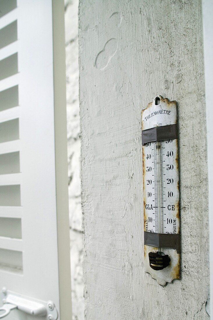 Verwittertes Thermometer an Aussenwand