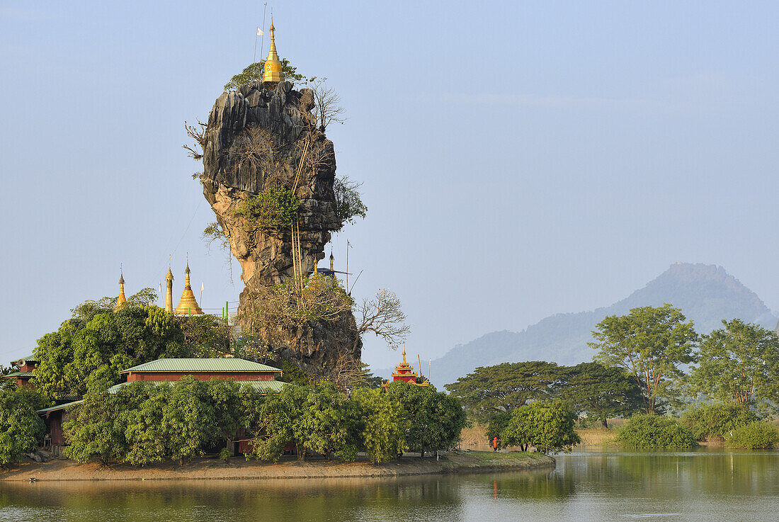 Myanmar, Kayin (Karen) State, Hpa-An, Kyauk Kalap pagoda.