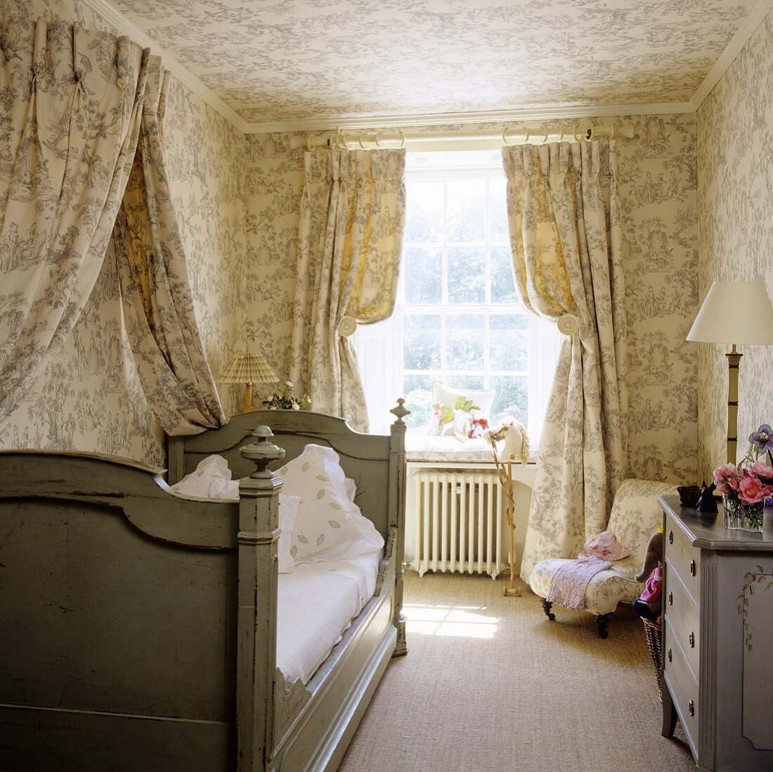 Schlafraum im traditionellen englischen Landhaus - Vorhang Himmelstoff und Tapete mit gleicher Farbe und Muster