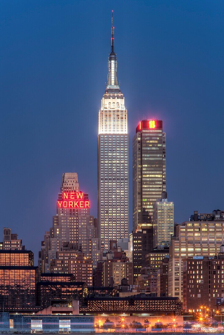 The Empire State Building and Manhattan skyline at dusk, as seen from Weehawken, New Jersey, USA