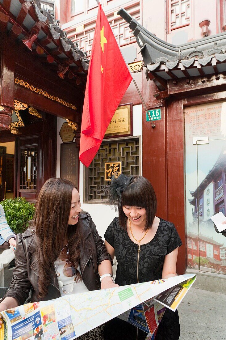 Tourists watching a map at Yu Yuan Garden, Huangpu District, Shanghai, China, Asia  MR