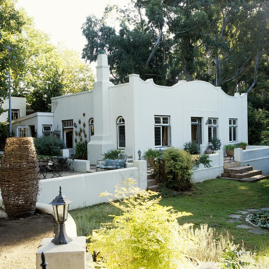 Weisses Haus mit geschwungener Attika und Terrasse in Südafrika