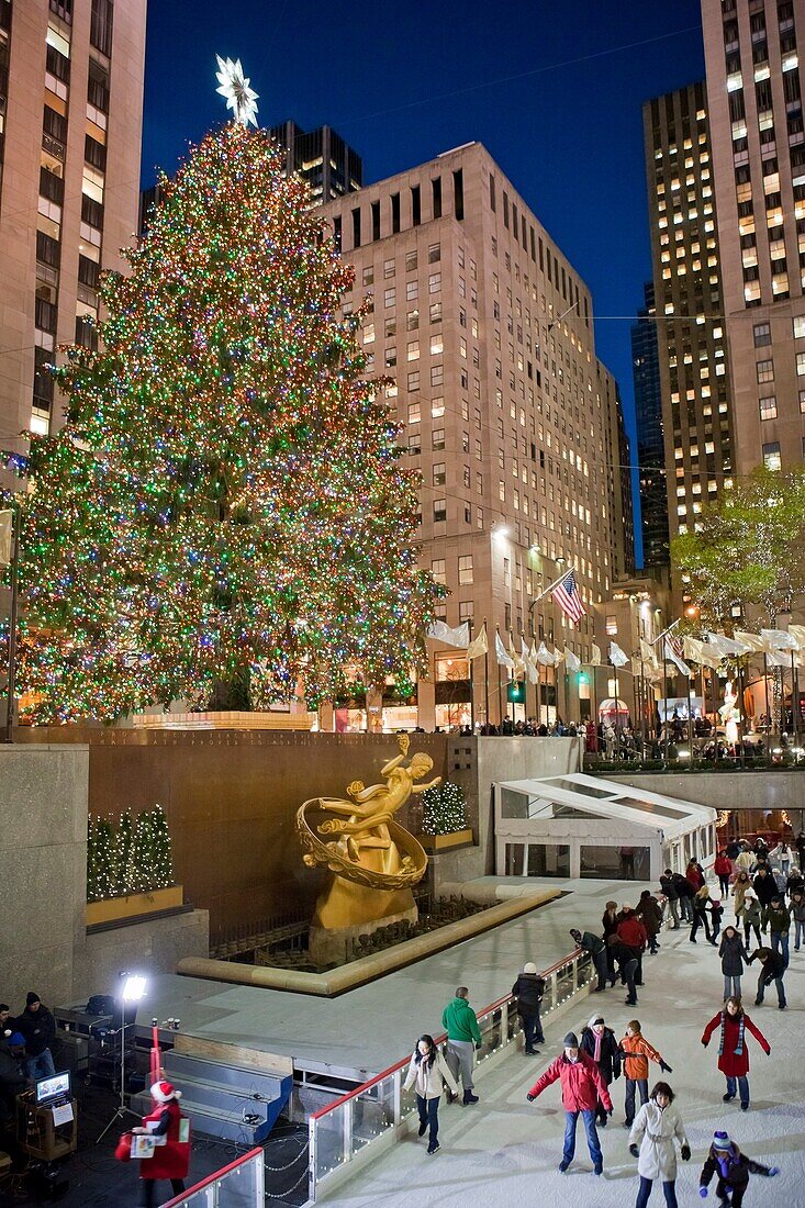 Christmas Tree and ice skating rink at the Rockefeller Center, New York