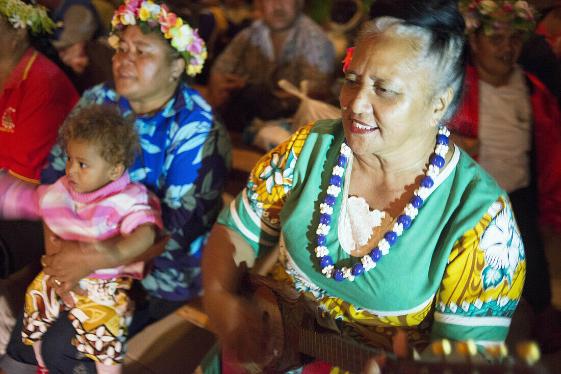 Atiu Island. Cook Island. Polynesia. South Pacific Ocean. People dressed in traditional Polynesian dances and interpret Polynesian dances organized at Hotel Villas Atiu Atiu island. The Cook Islands lie northeast of New Zealand in the South Pacific Ocean.