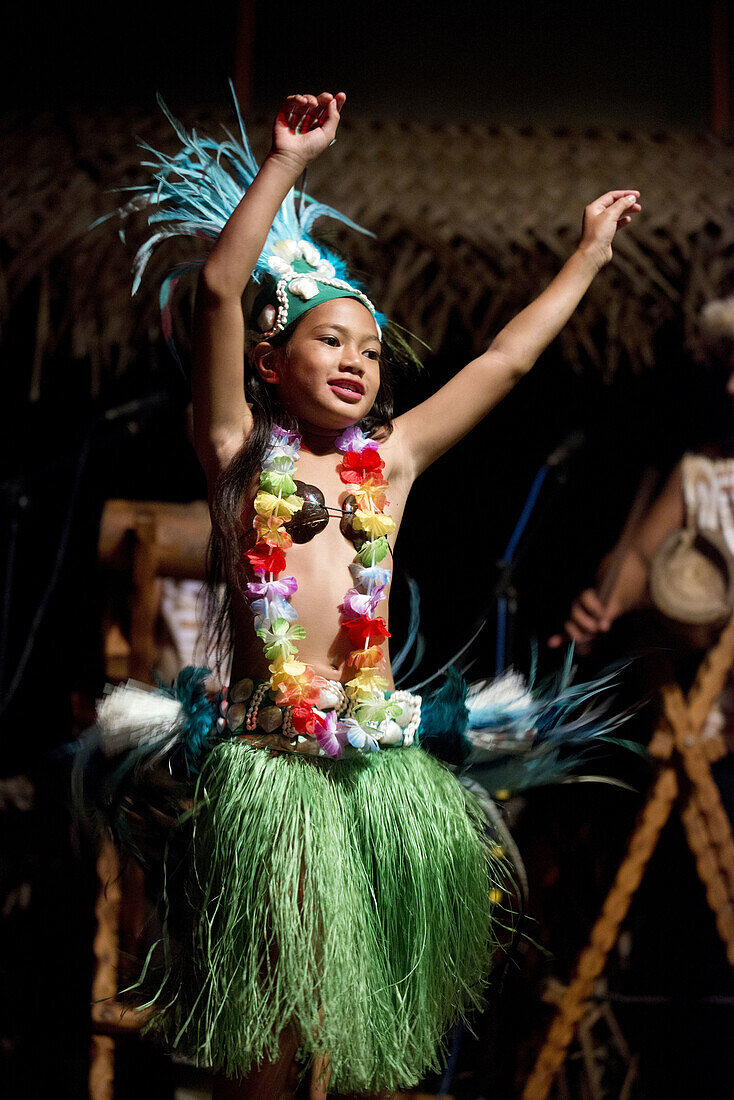 Rarotonga Island. Cook Island. Polynesia. South Pacific Ocean. Highland Paradise Cultural Village. A girl dressed in traditional cook island costumes dance during the Highland Paradise Cultural Village show. This 600 year old village site was home to the 