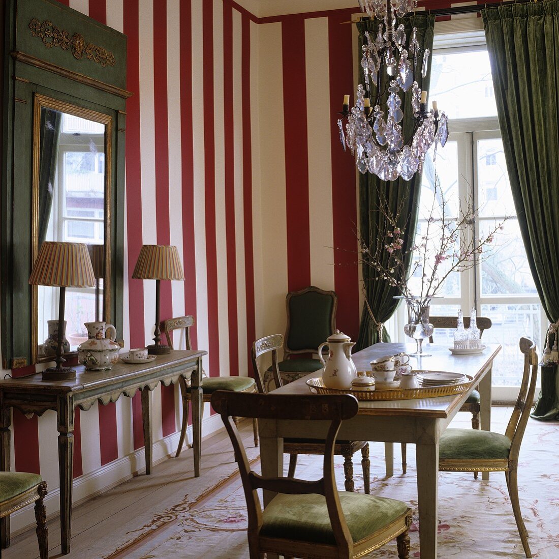 Kaffeepause im Esszimmer mit rot weiss gestreifter Wand und grünen Vorhängen an Balkontür