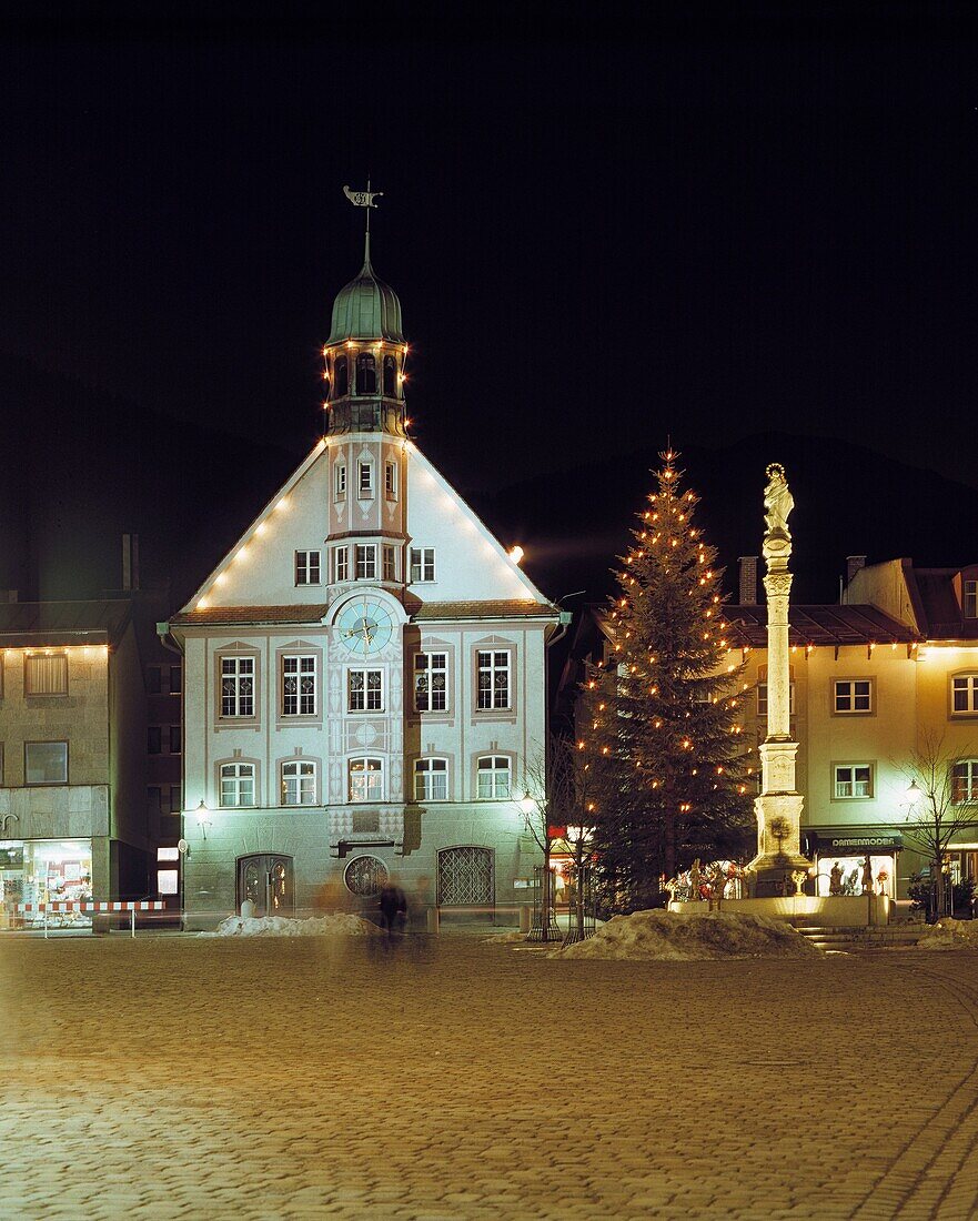 D-Immenstadt im Allgaeu, Allgaeu, Swabia, Bavaria, Marienplatz, Marien Square, city hall, baroque, Madonna column, pillar, at night, illuminated, Christmas decoration, Christmas tree