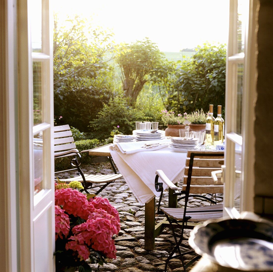 Gedeckter Tisch auf einer Terrasse