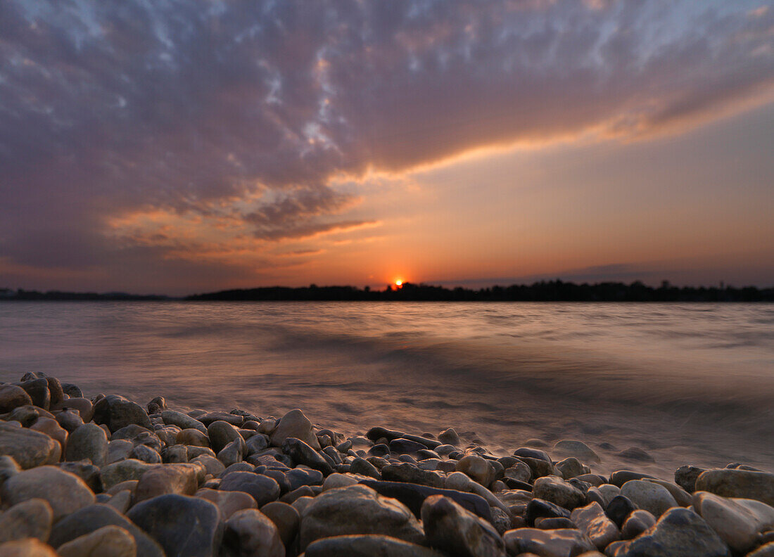 Kieselsteine am Strand im Sonnenuntergang, Fraueninsel, Chiesee, Bayern, Deutschland