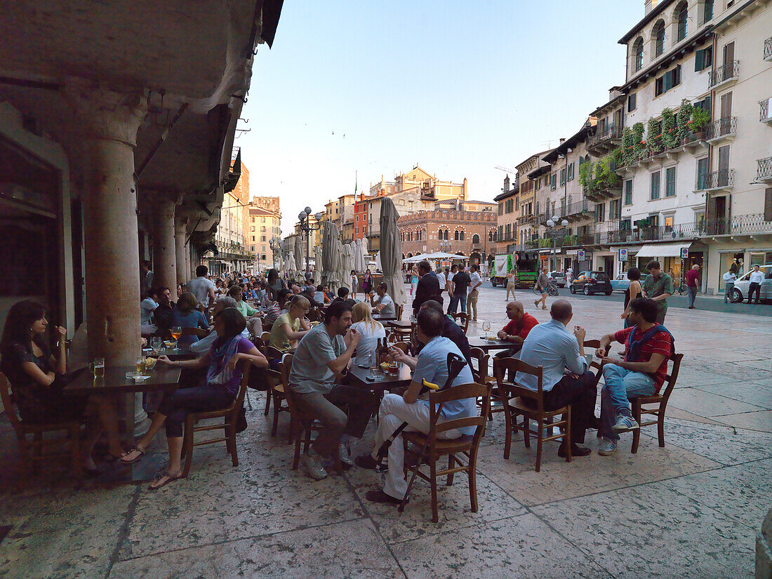 Straßencafe, Piazza delle Erbe, Verona, Venetien, Italien