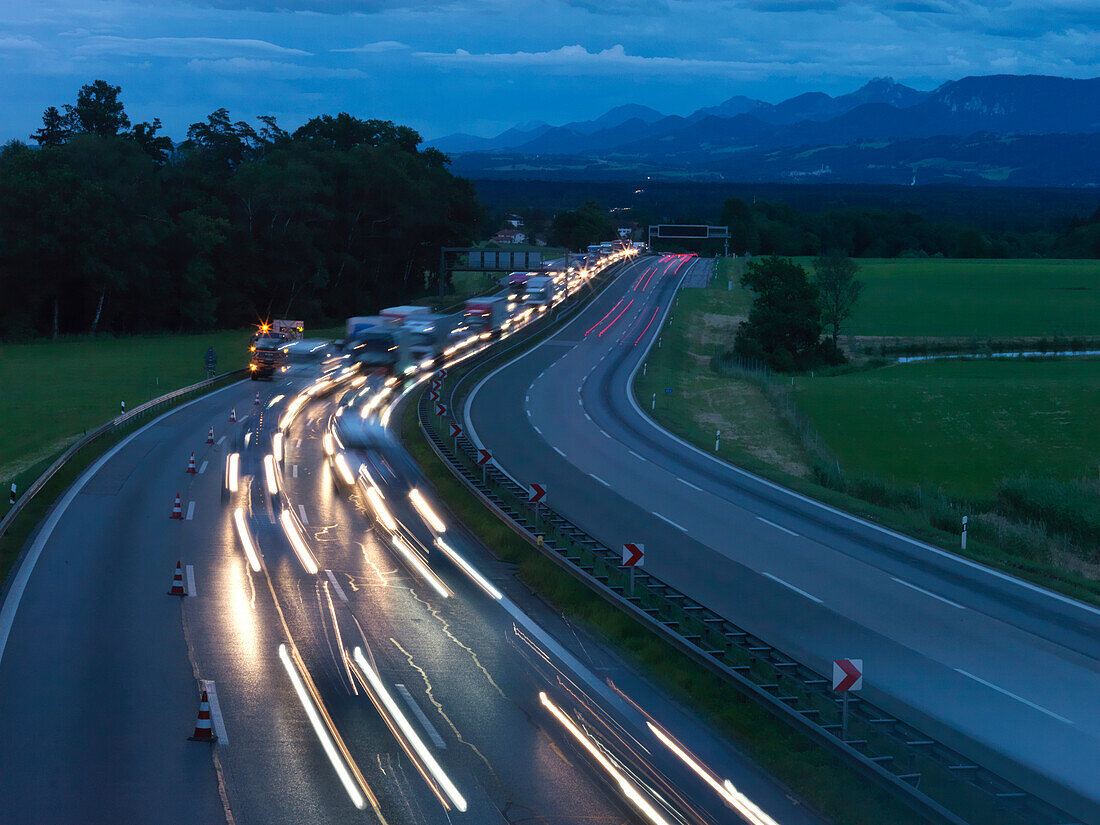 Verkehrsstau auf der Autobahn A8 Salzburg-München, Irschenberg, Bayern, Deutschland