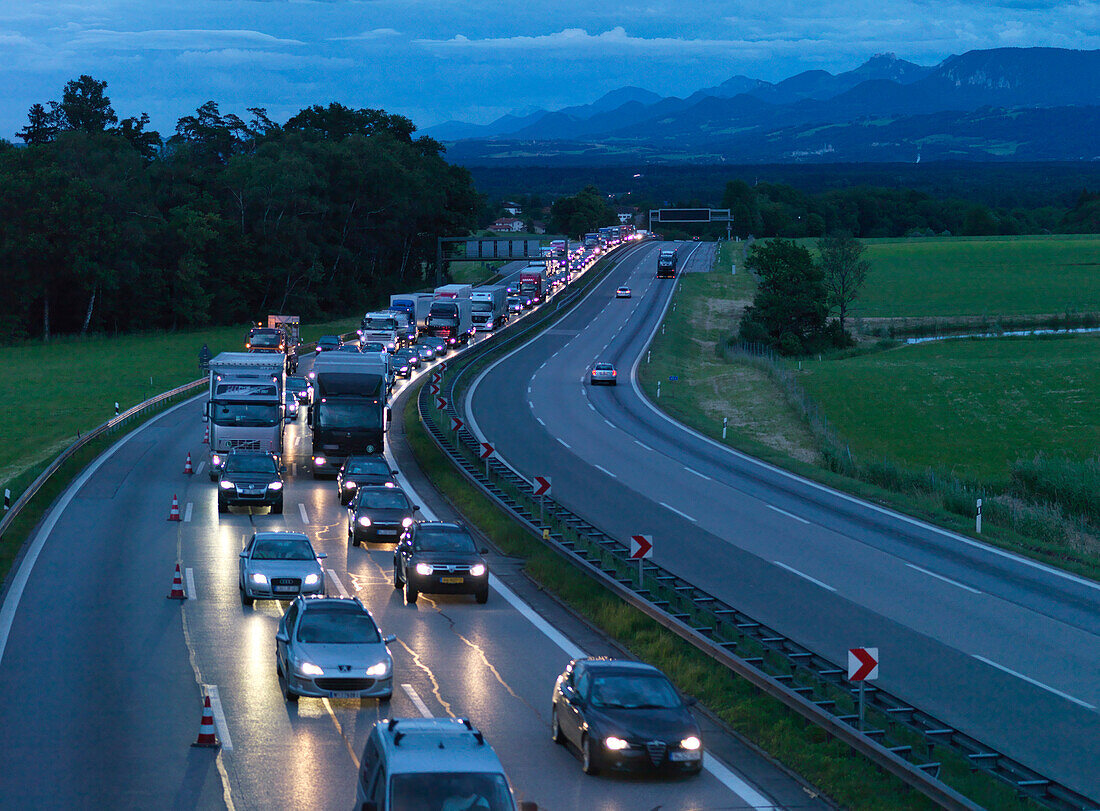 Verkehrsstau auf der Autobahn A8 Salzburg-München, Irschenberg, Bayern, Deutschland