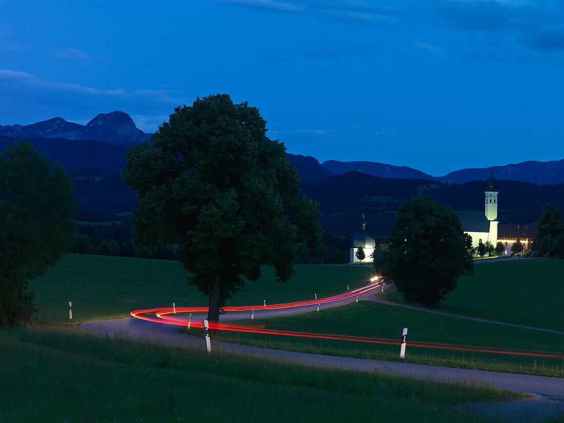 Wallfahrtskirche Wilparting bei Nacht, Wendelsteingebirge im Hintergrund, Wilparting, Irschenberg, Bayern, Deutschland