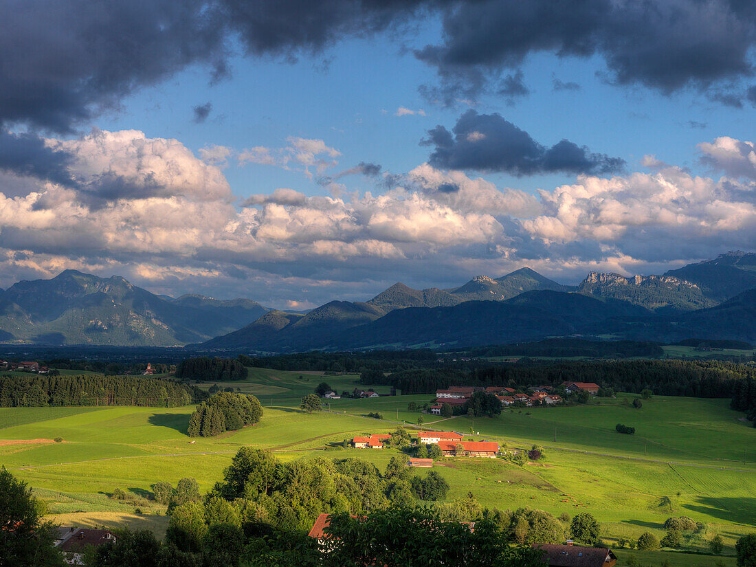 Blick von der Ratzinger Höhe auf Hochgern und Kampenwand, Chiemgauer Alpen, Bayern, Deutschland