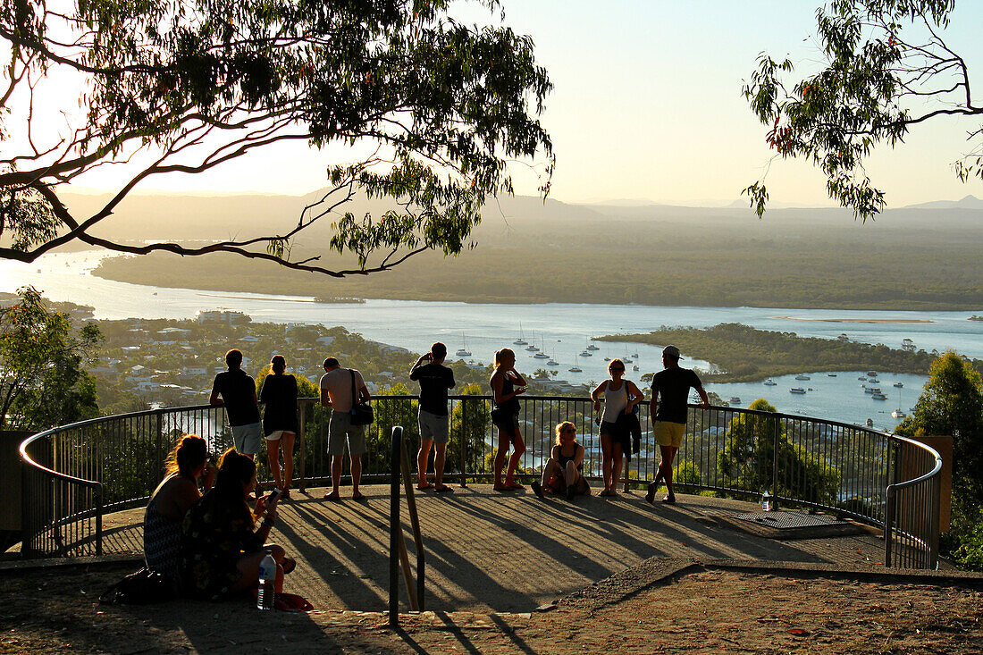 Besucher auf einem Aussichtspunkt mit Blick auf Noosa Heads und Noosa River, Queensland, Australien