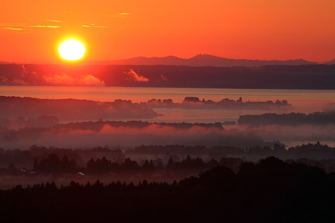 Sonnenaufgang über dem Chiemsee mit Fraueninsel im Morgennebel, Bayern, Deutschland