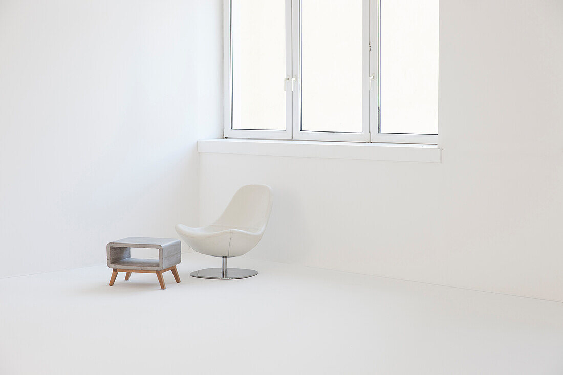 Moderne Designmöbel in einem weißen Raum