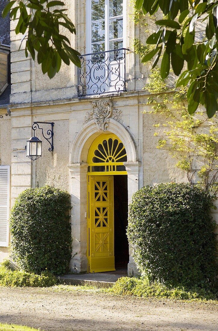 Elegante Landhausfassade - gelbe Haustür offenstehend