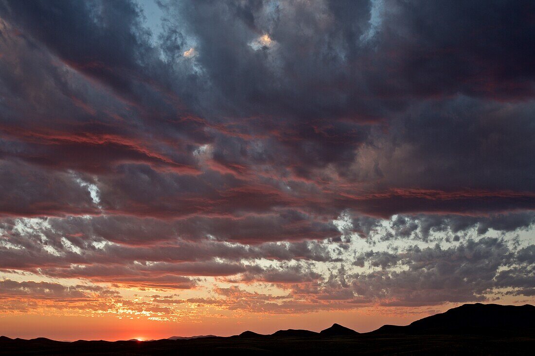 imposante, vom Sonnenuntergang angeleuchtete Wolken, Namibia