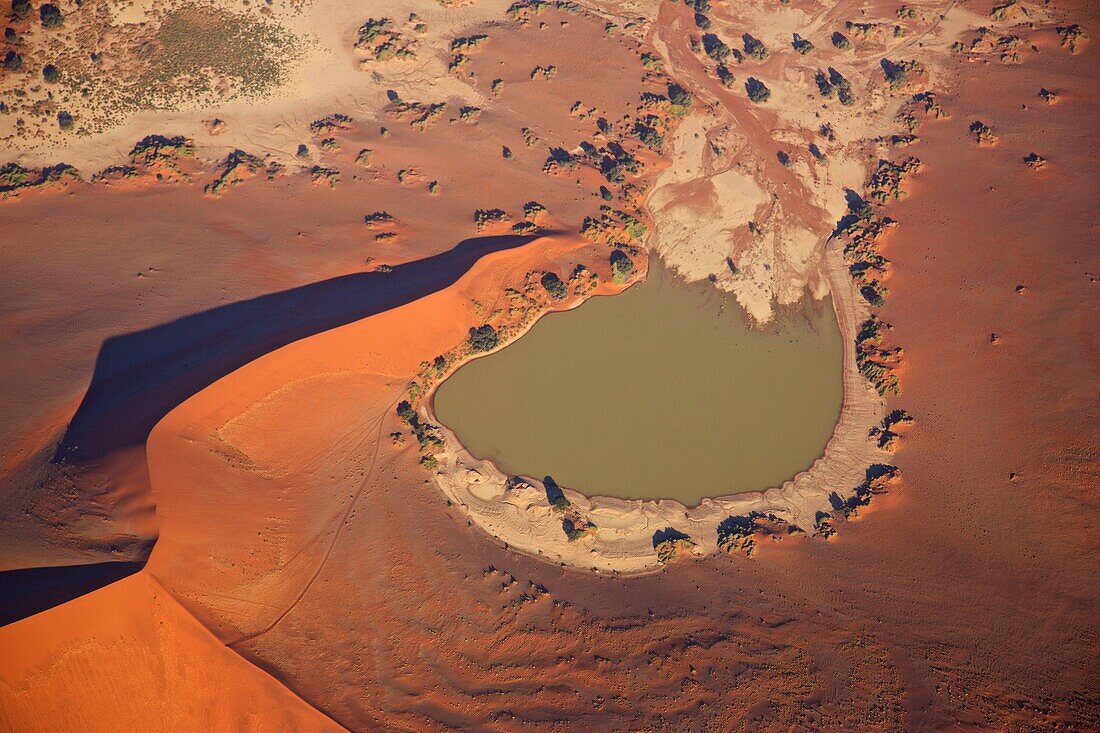 Luftaufnahme, mit Wasser gefüllte Lehmpfanne bei Sossusvlei, Namibia