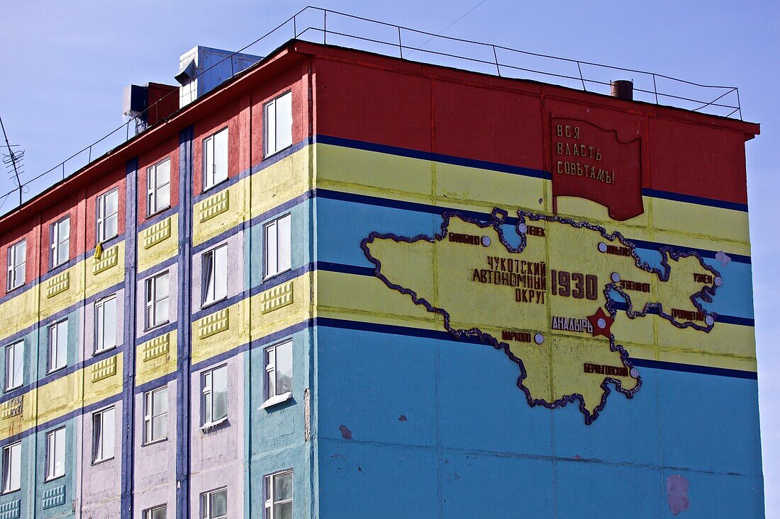 farbiges Apartmenthaus mit Karte von der Gründung des autonomen Kreises der Tschuktschen, Anadyr, Tschukotka, Sibirien, Russland