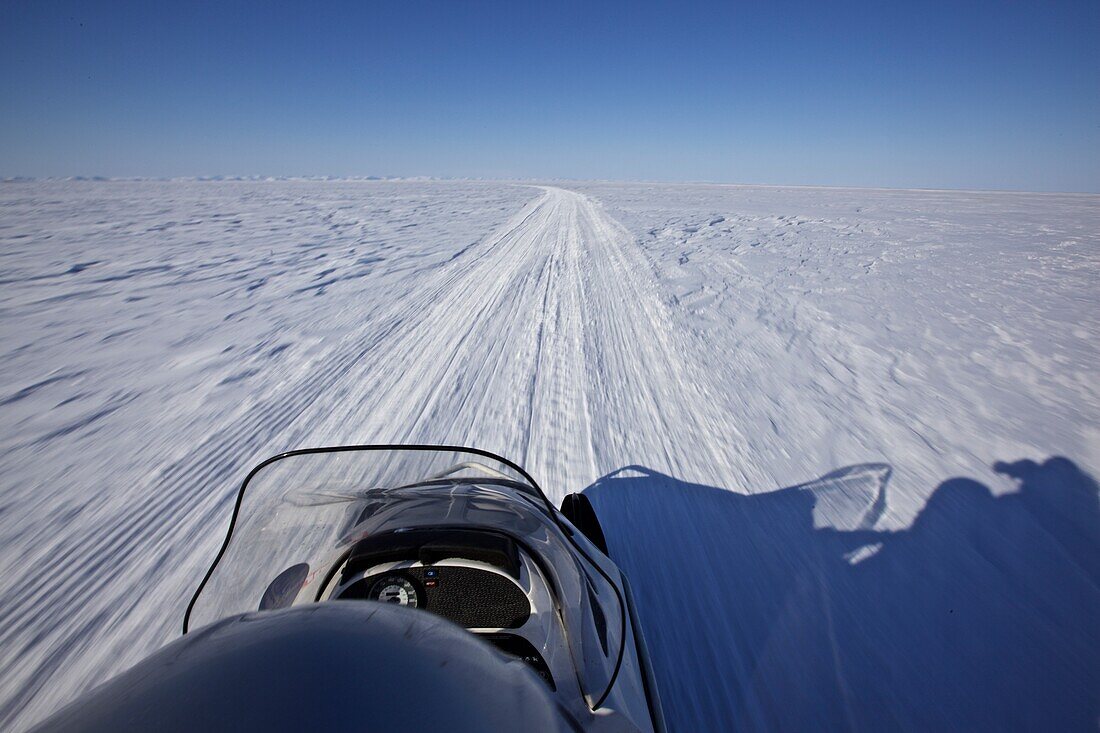 Snowmobil fährt über zugefrorenen Ozean, Tschukotka (Autonomer Kreis der Tschuktschen), Sibirien, Russland