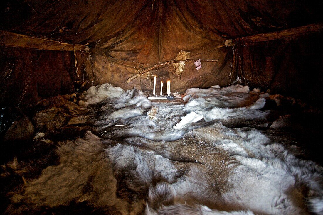 Polok, ein mit Rentierfellen ausgelegter Schlafraum in einer Yaranga, dem Zelt der Rentiernomaden, Tschukotka (Autonomer Kreis der Tschuktschen), Sibirien, Russland