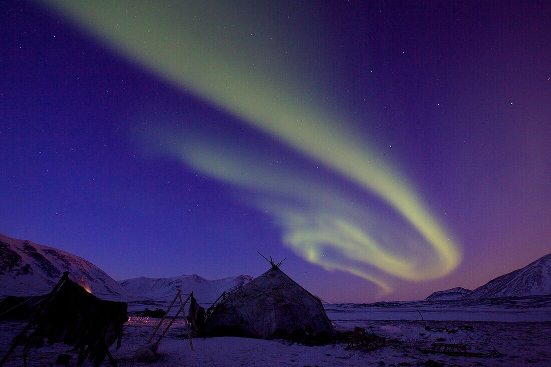 Nordlicht oder Polarlicht, Aurora borealis, über den Yarangas von Rentiernomaden Tschukotka (Autonomer Kreis der Tschuktschen), Sibirien, Russland