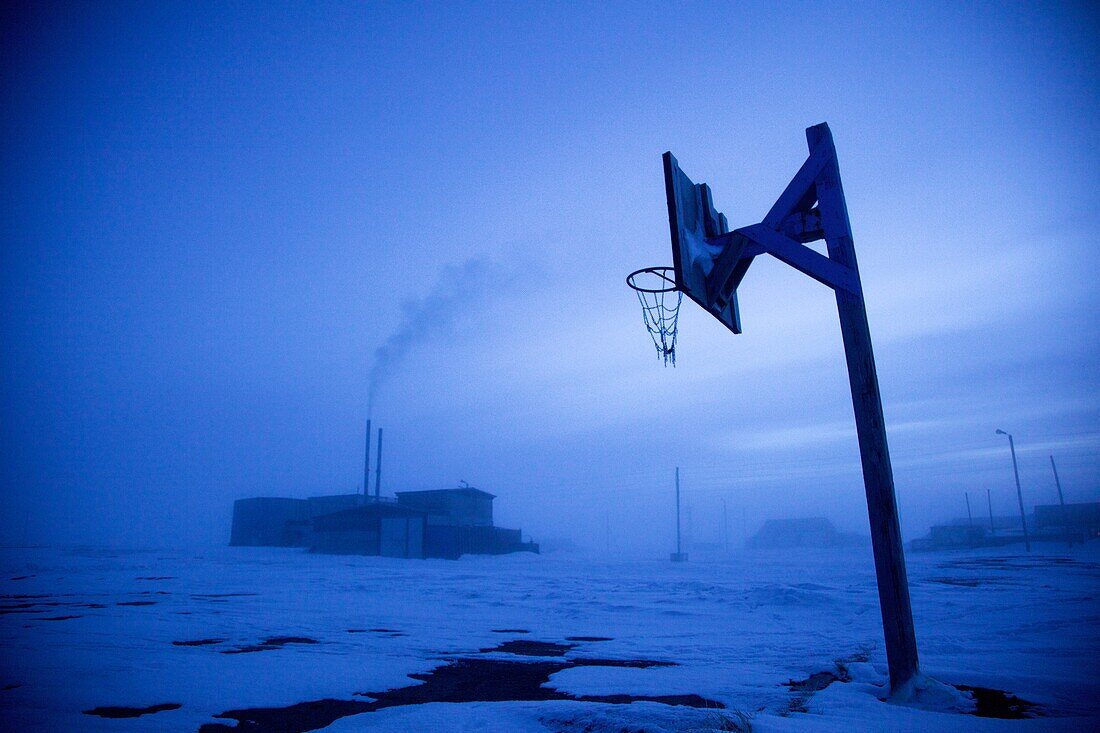 verschneiter Basketballplatz in der Dämmerung in Uelkal, Tschukotka (Autonomer Kreis der Tschuktschen), Sibirien, Russland