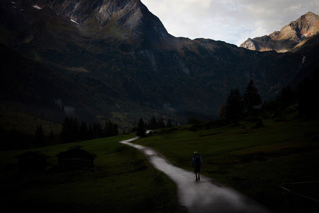 Wanderer auf einer Bergstraße, Aufstieg zur Bremer Hütte (2413 m), Hinteres Gschnitztal, Stubaier Alpen, Tirol, Österreich