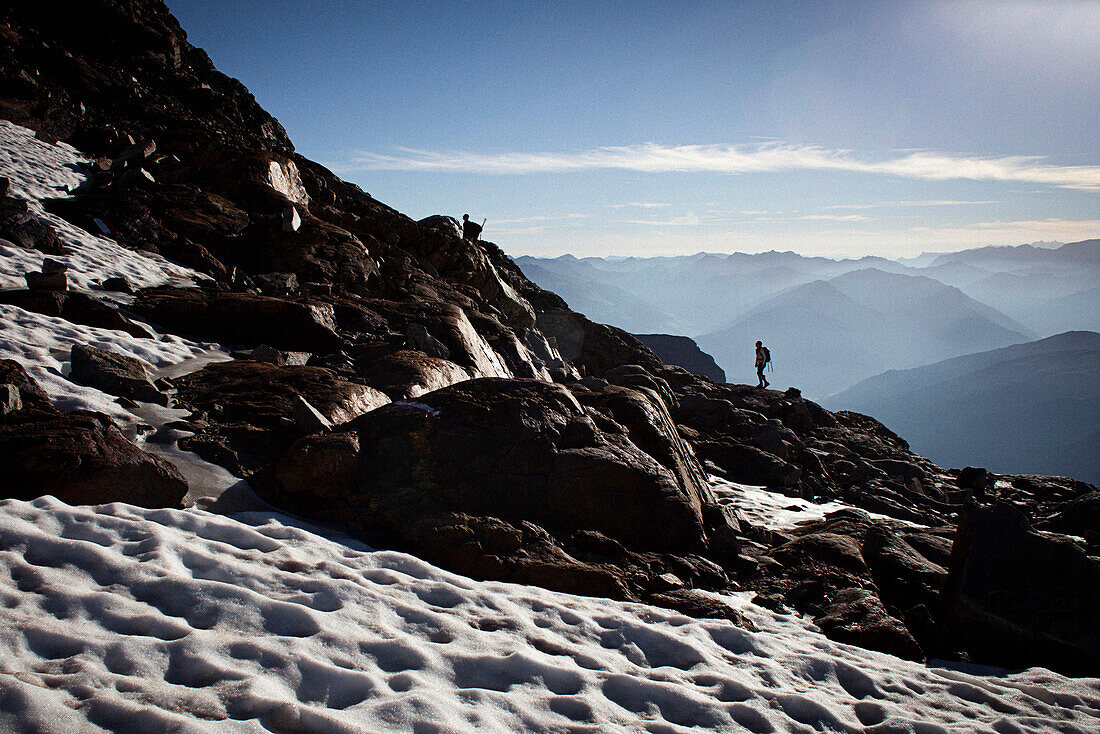 Zwei Leute wandern über Felsen, Aufstieg zum Habicht (3277 m), Stubaier Alpen, Tirol, Österreich