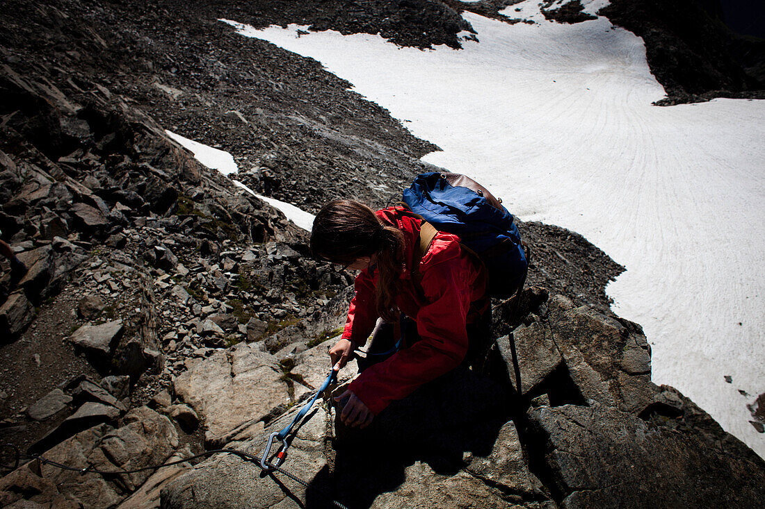 Women climbing in rocks, descent from Habicht (3277 m), Stubai Alps, Tyrol, Austria
