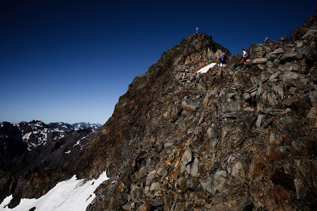 Zwei Wanderer klettern durch Geröllfeld, Aufstieg zum Habicht (3277 m), Stubaier Alpen, Tirol, Österreich