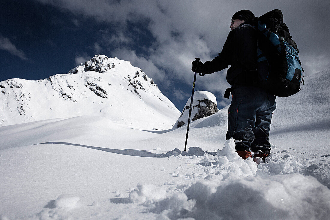 Wanderer spurt durch Neuschnee, Unterwegs zur Lamsenjochhütte vom Westlichen Lamsenjoch aus, Karwendel, Tirol, Österreich