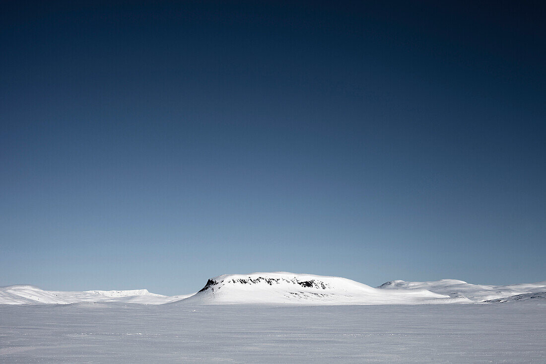 Gefrorener und schneebedeckter See, Käsivarsi, Lappland, Finnland