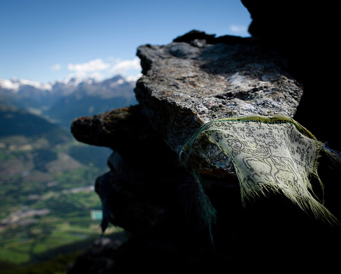 Gebetsfahne auf Stein, Monte di Glorenza (2395 m), Vinschgau, Südtirol, Italien