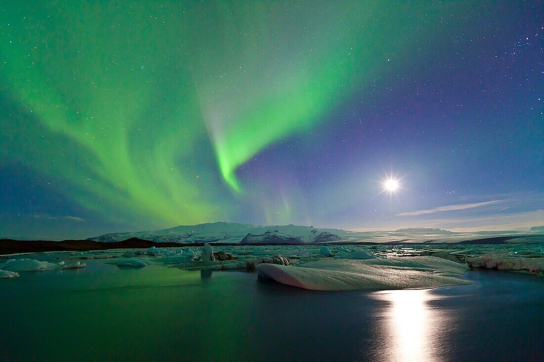 Northern lights, Jokulsarlon glacier lagoon, Southern Iceland, Iceland, Europe.