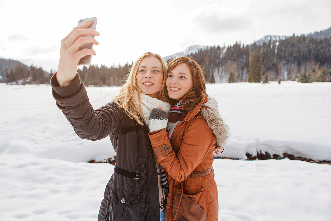 Zwei junge Frauen machen ein Selfie, Spitzingsee, Oberbayern, Bayern, Deutschland