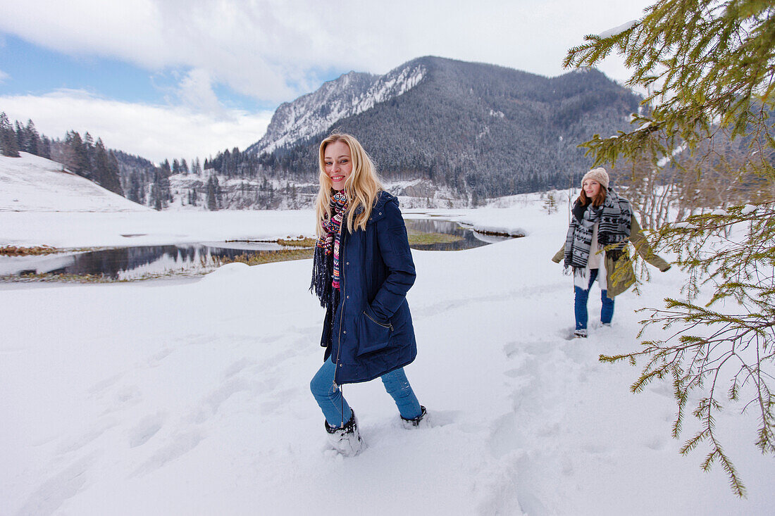 Zwei junge Frauen im Schnee, Spitzingsee, Oberbayern, Bayern, Deutschland