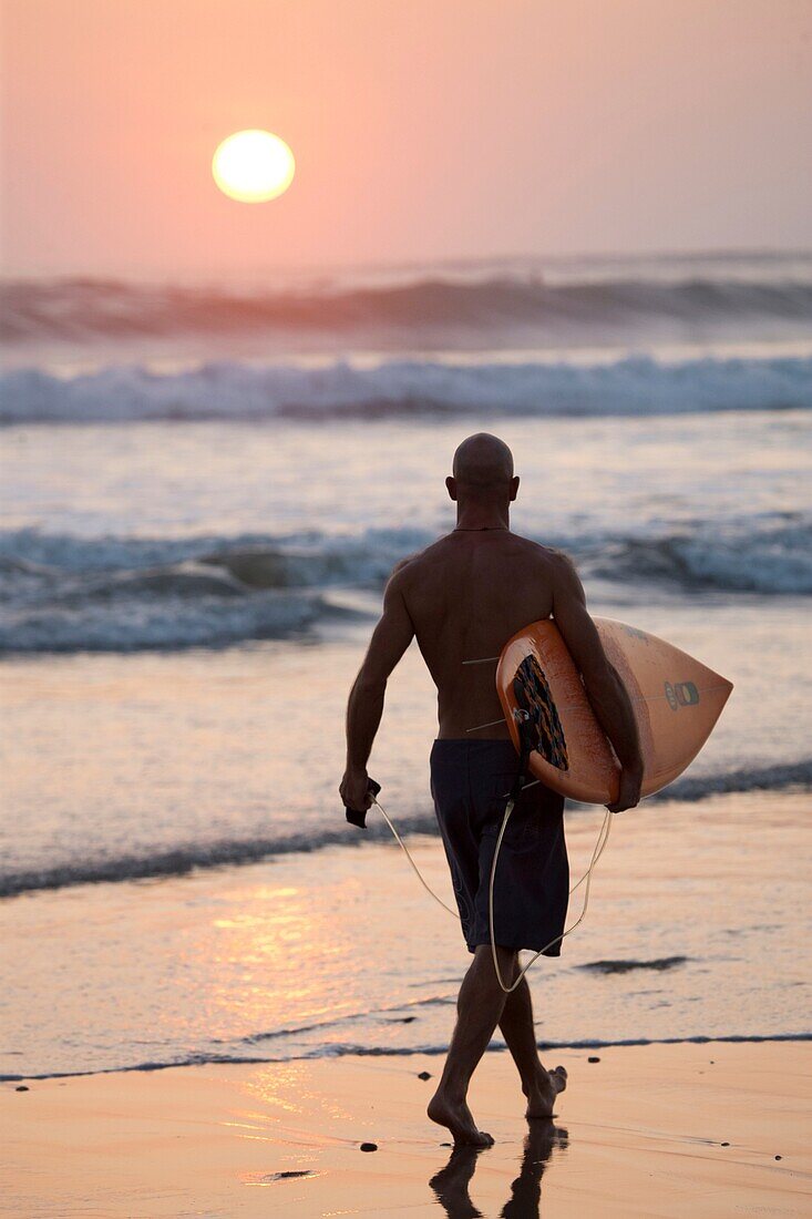 Surfer an der Playa Carmen in Costa Rica, Mittelamerika