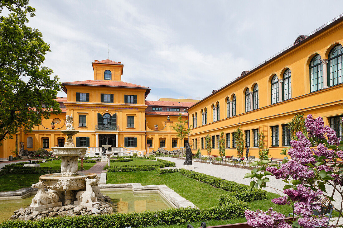 Lehnbachhaus with garden and fountain, art museum, Staedtische Galerie im Lehnbachhaus, Lehnbachpalais, architect Gabriel von Seidl, 19th century, Munich, Upper Bavaria, Bavaria, Germany, Europe