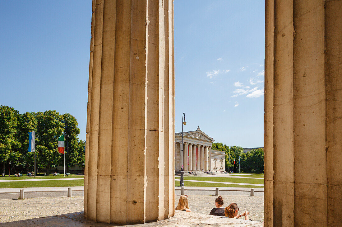 Königsplatz mit Glyptothek, von der Säulenhalle der Propyläen gesehen, Kunstmuseum für antike Skulpturen, Architekt Leo von Klenze, 19.Jhd., Königsplatz, München, Oberbayern, Bayern, Deutschland, Europa